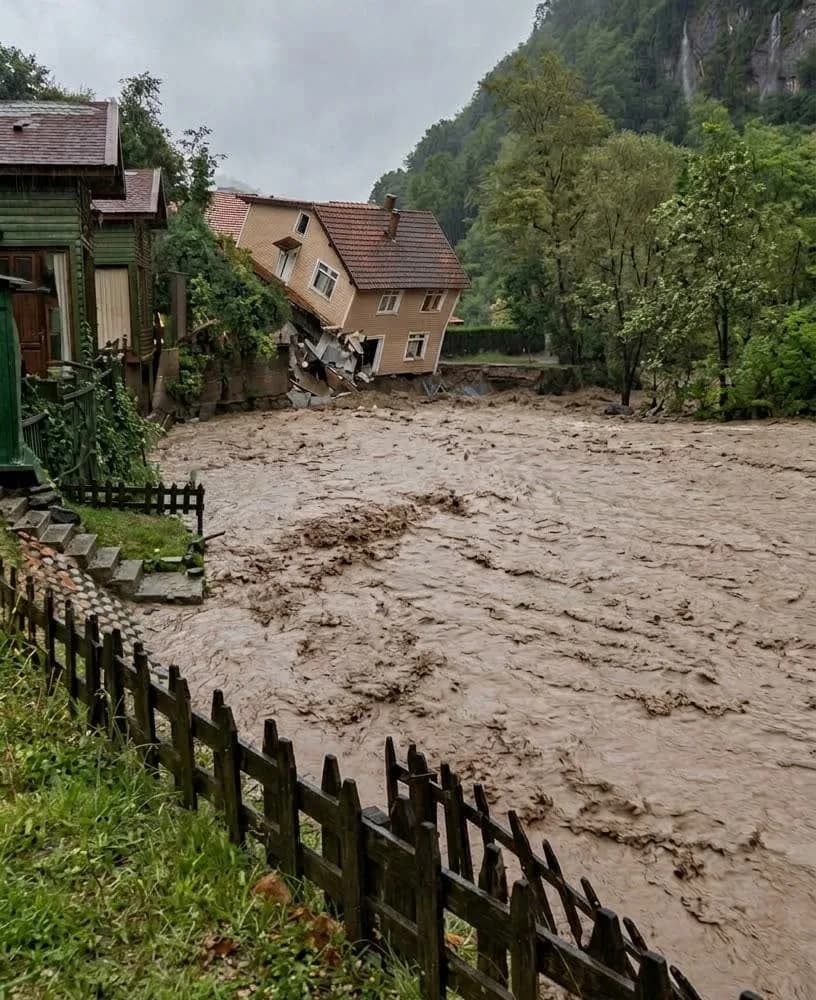 Sapanca’da Sel Dehşeti! İki Katlı Bina Dereye Yıkıldı