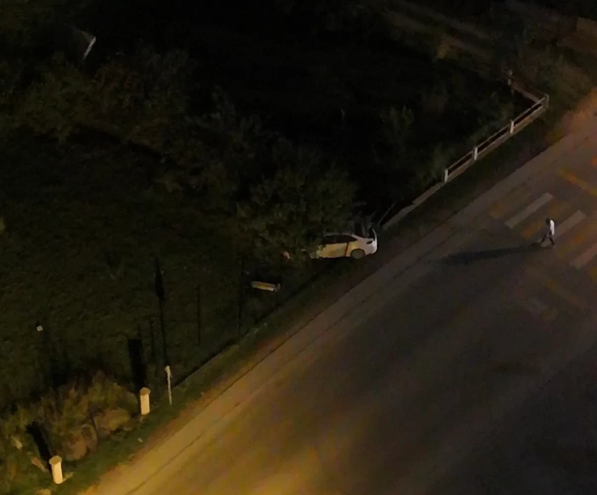 Batakköy Yolunda Kaza! Araç Bahçeye Uçtu