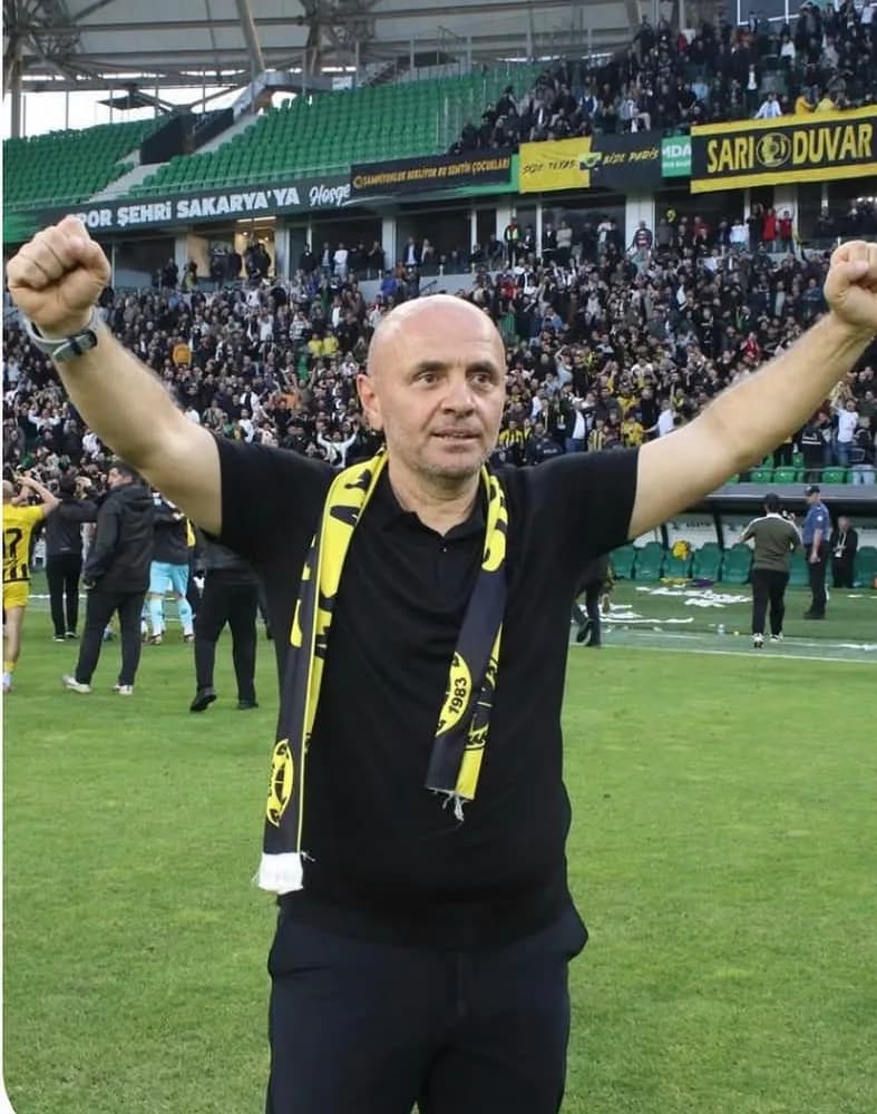 AS Akyazıspor’u 15 Yıl Sonra Üst Lige Taşıyan Ahmet Seçgin’le Yollar Ayrıldı! Gözler Pazartesi’ye Çevrildi